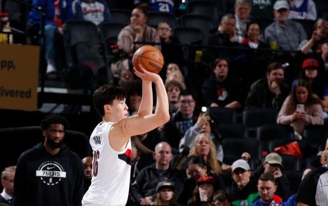 博鱼电竞-开拓者大胜76人！杨瀚森砍2分1板：虚晃上篮很精妙